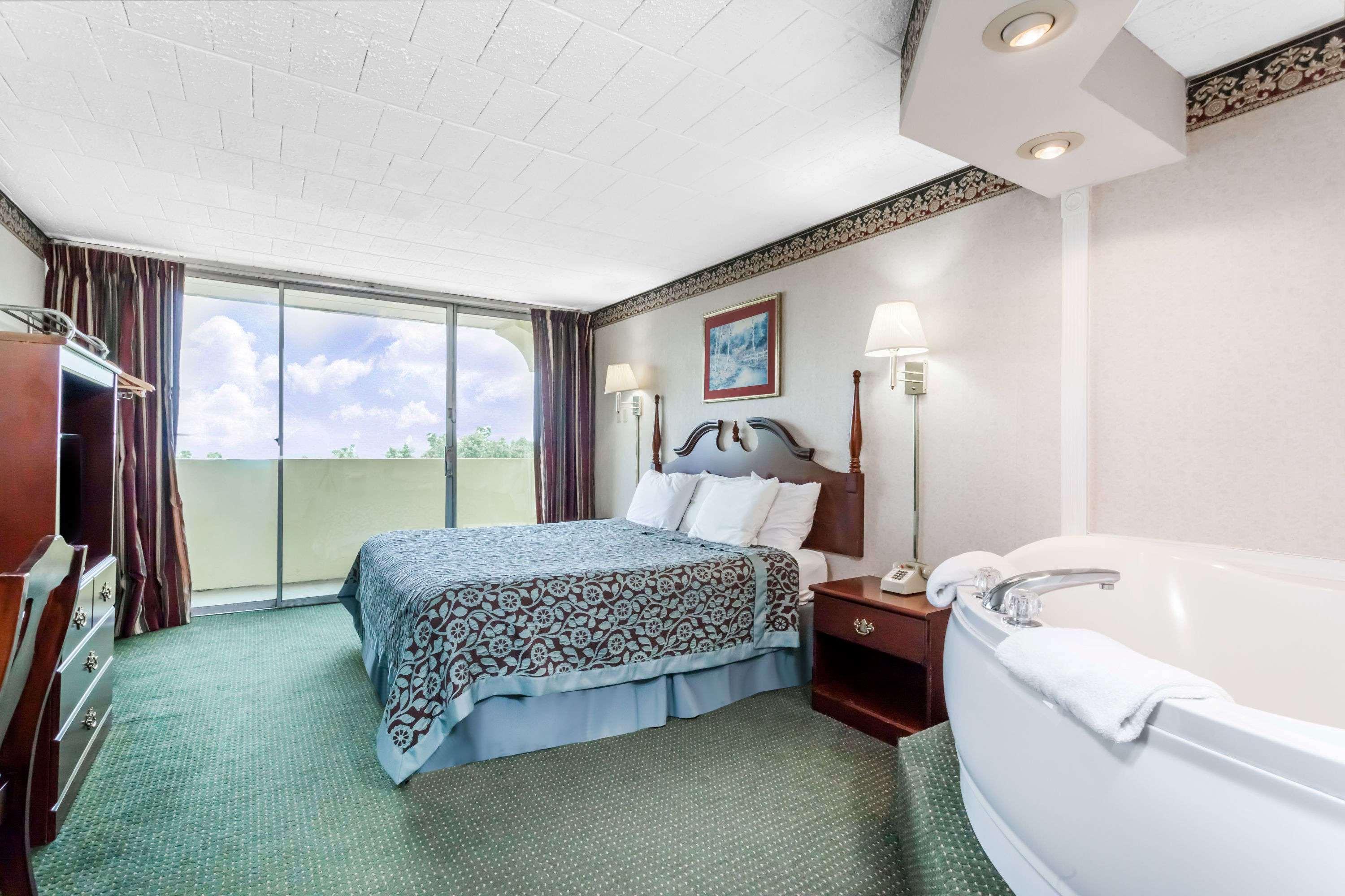 Days Inn By Wyndham Танерсвил Екстериор снимка