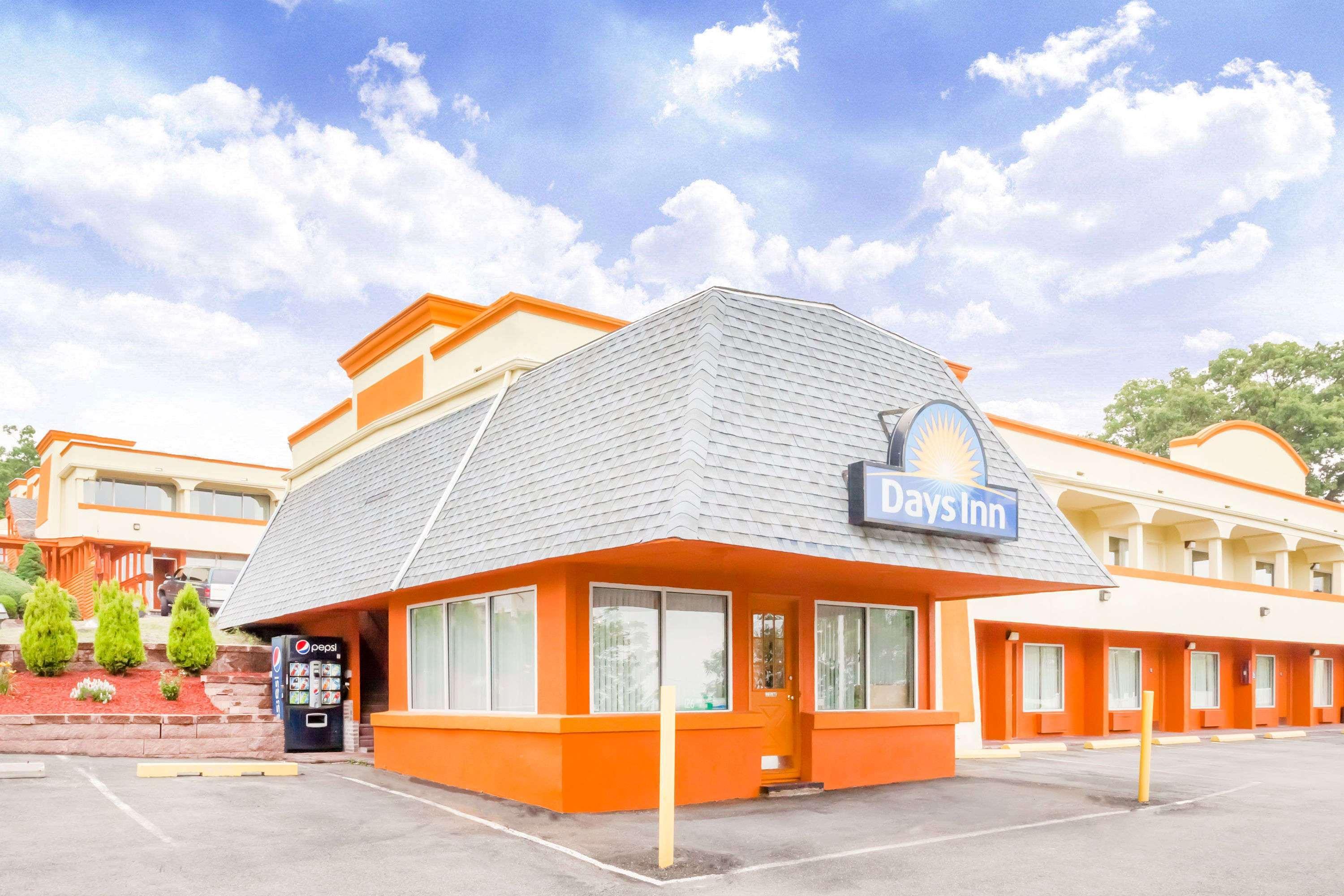 Days Inn By Wyndham Танерсвил Екстериор снимка